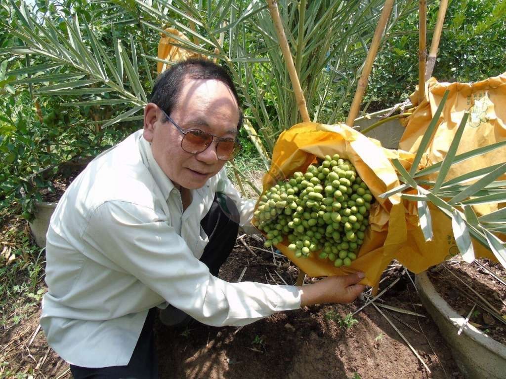 คุณปรีชา ธรรมชูเชาวรัตน์