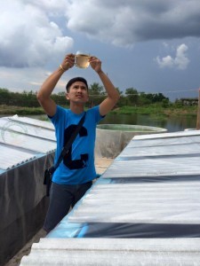 คุณอ๊อฟ เช็คอาหาร คุณภาพลูกกุ้ง