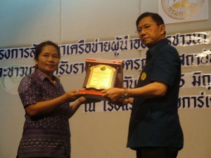 <a href=“http://www.xn--12cl7b7a2ai4a2dyh.com/ข้าวเศรษฐกิจ/การเลือกเกษตรกรดีเด่น/” target=“_blank”>หลักการคัดเลือกเกษตรกรดีเด่น (ตอนที่ 1)</a> การเลือกเกษตรกรดีเด่น สถาบันเกษตรกร และสหกรณ์ดีเด่นแห่งชาติ เป็นการค้นหาบุคคลและองค์กรชาวนาที่มีความคิดริเริ่ม มีความรู้ ความสามารถ ในการผลิตและการบริหารงาน คุณสมบัติของเกษตรกร สาขาอาชีพทำนา ที่มีสิทธิ์ได้รับการคัดเลือก - มีสัญชาติไทย - มีความประพฤติดี ไม่เคยมีประวัติเสื่อมเสียมาก่อน - เป็นผู้ประกอบอาชีพด้วยความซื่อสัตย์ สุจริต มีความเสียสละเพื่อส่วนรวม - เป็นผู้มีผลงานด้านการทำนาดีเด่นเป็นพิเศษ สามารถตรวจสอบผลงานย้อนหลังได้อย่างน้อย 3 ปี และสามารถเผยแพร่ขยายผลให้แก่ส่วนรวมได้ โดยได้เผยแพร่ให้แก่ส่วนรวมนำไปใช้ประโยชน์สมควรแก่การยกย่องให้เป็นตัวอย่างแก่บุคคลอื่น - มีประสบการณ์การทำนาไม่น้อยกว่า 3 ปี - เป็นผู้ที่ไม่เคยได้รับพระราชทานโล่รางวัลดีเด่นแห่งชาติในสาขาเดียวกันมาก่อน มีพื้นที่ทำนาเป็นของตัวเอง จำนวนไม่ต่ำกว่า 15 ไร่ (ค่าเฉลี่ยพื้นที่ถือครองการทำนาของคนไทย) มีพื้นที่ปลูกข้าวมากกว่าครึ่งหนึ่งของพื้นที่ปลูกพืชทั้งหมด และใช้เวลาปฏิบัติดูแลรักษาในการทำนามากกว่าการประกอบกิจกรรมอื่นๆ - มีรายได้จากอาชีพการทำนาไม่น้อยกว่าร้อยละ 60 ของรายได้ทั้งหมด