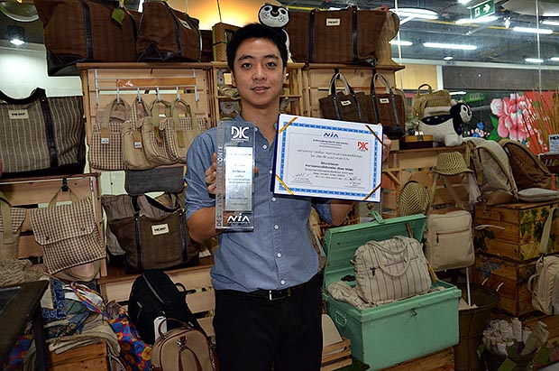 คุณ อาทิตย์ ฤทธีวารี ผู้แปรรูป กัญชง ให้เป็นสินค้าต่างๆ