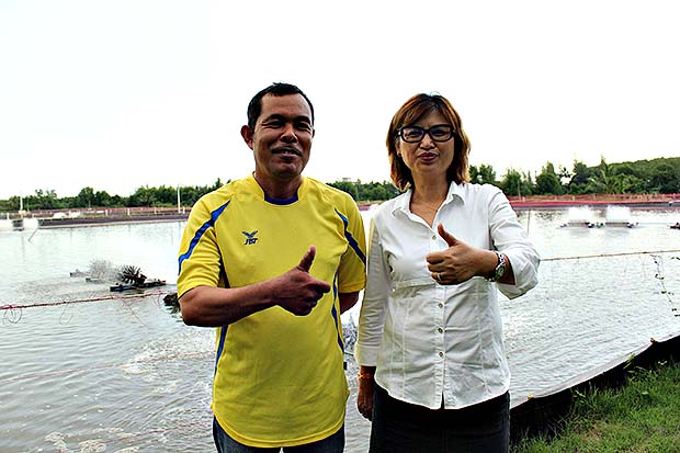 คุณฟองไหม(ขวา) คุณเปี้ยกเกษตรกรผู้เลี้ยง กุ้งกุลาดำ (ซ้าย)
